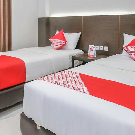 Super Oyo 1006 Azzahra Guest House Syariah Ambon Esterno foto