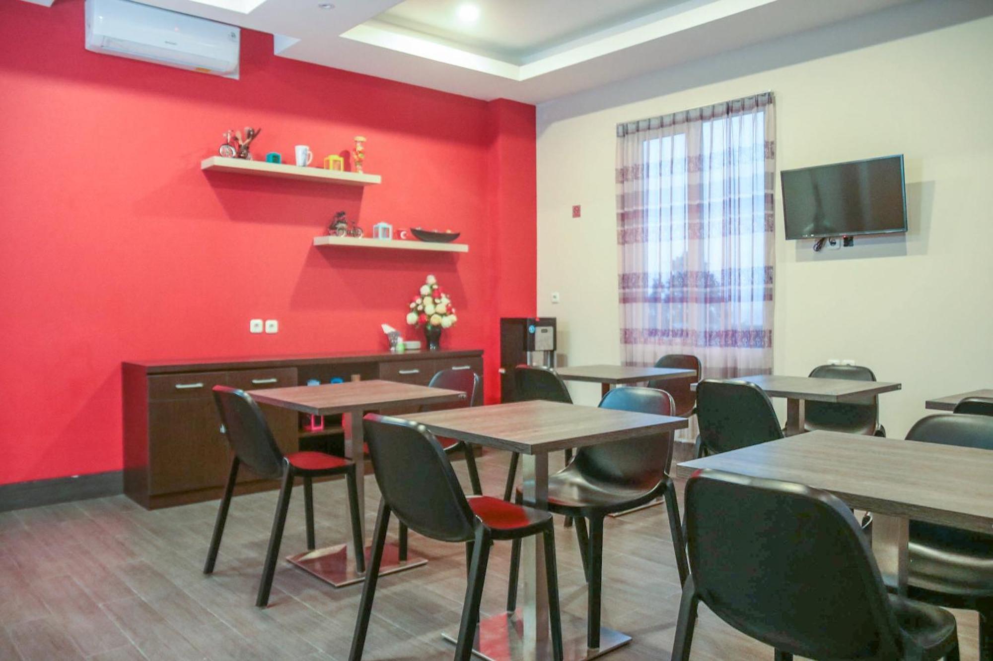 Super Oyo 1006 Azzahra Guest House Syariah Ambon Esterno foto